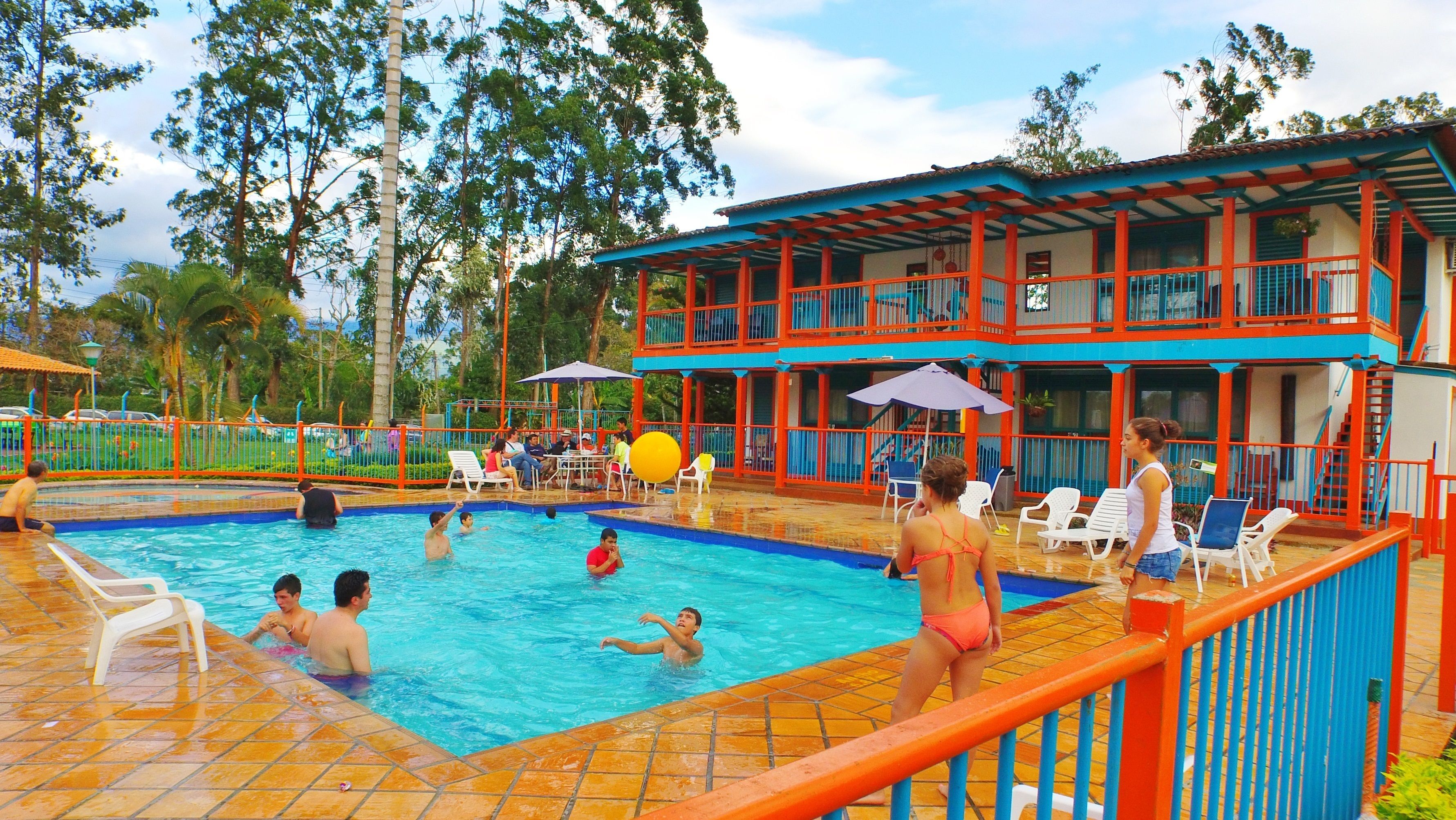 2 açık yüzme havuzu, havuz şemsiyeleri, şezlonglar 