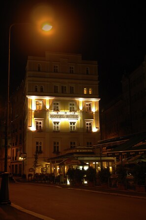 Front of property - evening/night - Hotel Ruze (Karlovy Vary)