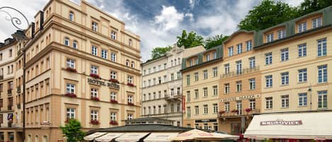 Vista frontal de la propiedad por la tarde o noche