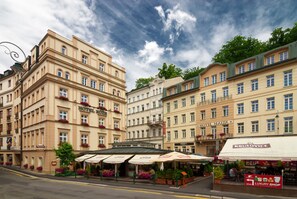 Front of property – evening/night - Hotel Ruze (Karlovy Vary)