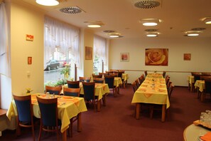 Free daily buffet breakfast - Hotel Ruze (Karlovy Vary)