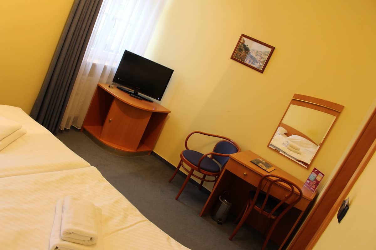 Een minibar, een kluis op de kamer, een bureau, verduisterende gordijnen