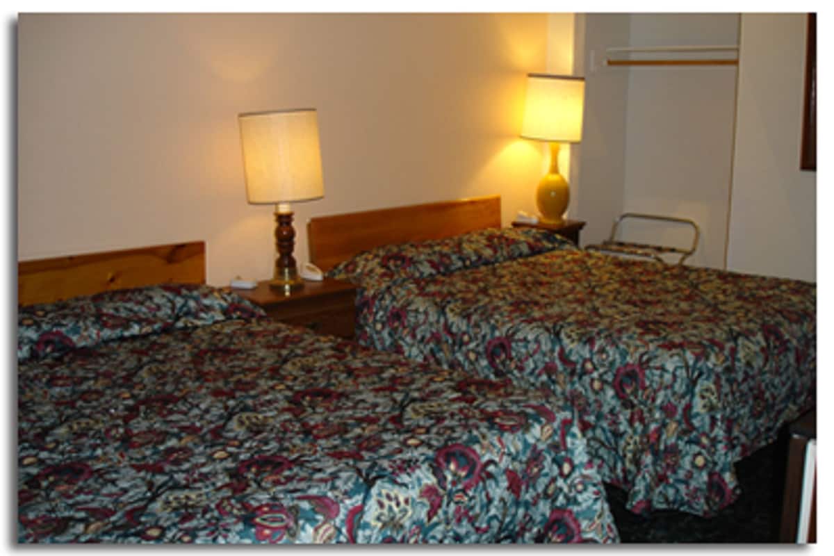 Habitación estándar, 2 camas de matrimonio, no fumadores | Tabla de planchar con plancha, camas supletorias, wifi gratis