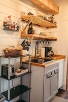 Refrigerador con freezer, microondas, cafetera/tetera, tostadora