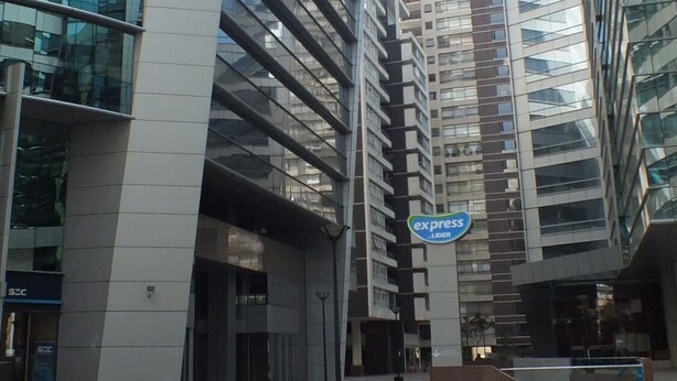 Um edifício moderno com um destaque para o letreiro 'express', fachada de vidro e design vertical estruturado.
