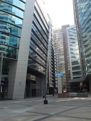 Un edificio moderno con un llamativo letrero que dice 'express', con fachada de vidrio y un diseño vertical estructurado.