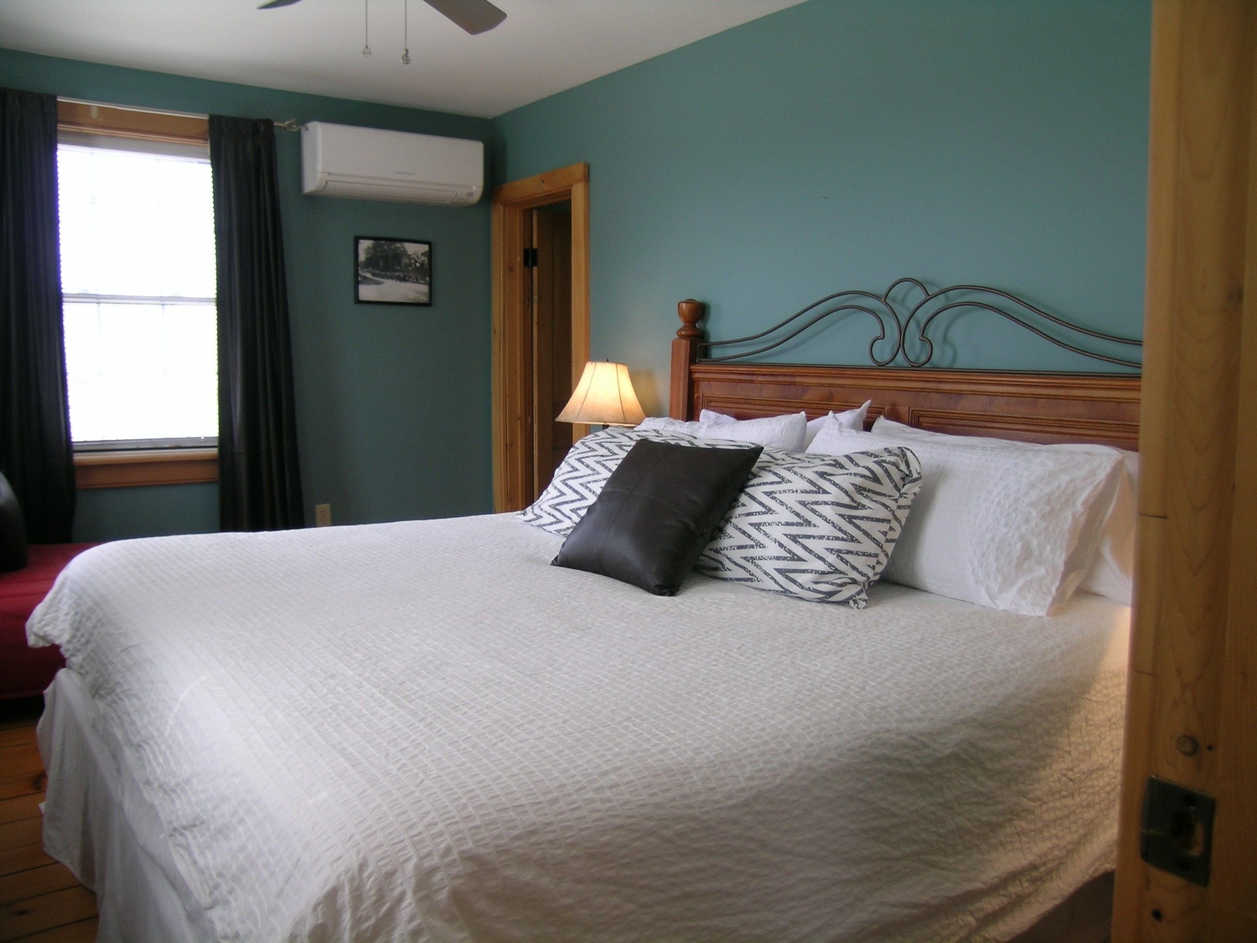 Room, 1 King Bed (Cannonball Room) | 1 bedroom, individually decorated, individually furnished