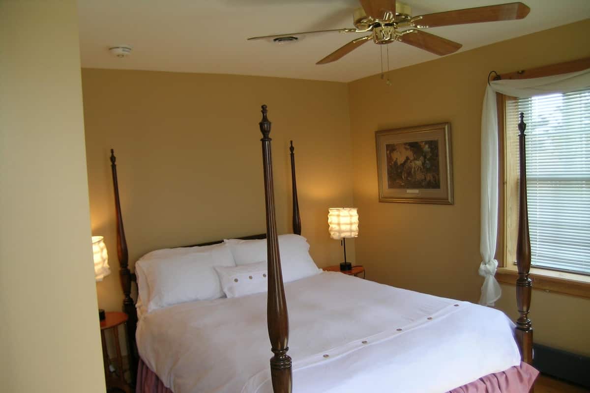 Kamer, 1 queensize bed (Canopy Room) | 1 slaapkamer, individueel gedecoreerd, individueel gemeubileerd
