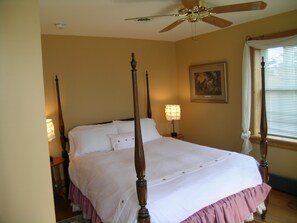 Zimmer, 1 Queen-Bett (Canopy Room) | 1 Schlafzimmer, individuell dekoriert, individuell eingerichtet