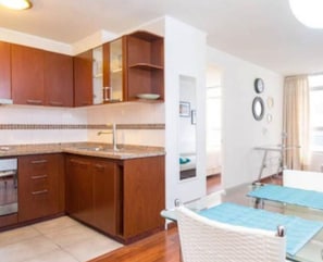 Lägenhet - 1 sovrum | Eget kök | Stort kylskåp, mikrovågsugn, vattenkokare och brödrost