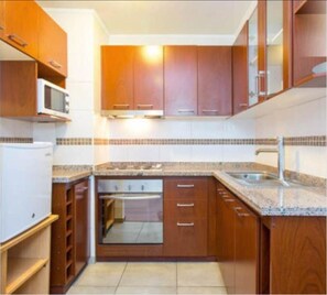 Refrigerador con freezer, microondas, tetera/pava eléctrica, tostadora