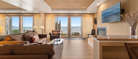 Lägenhet Signature - 3 sovrum - eldstad - vid sjön | Vardagsrum | 42-tums platt-tv med kabelkanaler, eldstad och böcker