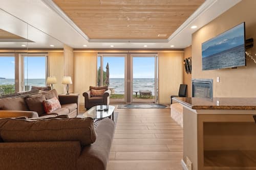 Signature Condo, 3 Bedrooms, Fireplace, Lakeside | Living area | 42-inch flat-screen TV with cable channels, fireplace, books