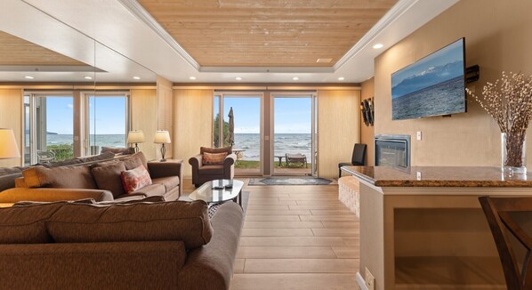 Signature appartement, 3 slaapkamers, open haard, aan het meer | Woonruimte | Een 42-inch flatscreentelevisie met kabelzenders en een open haard