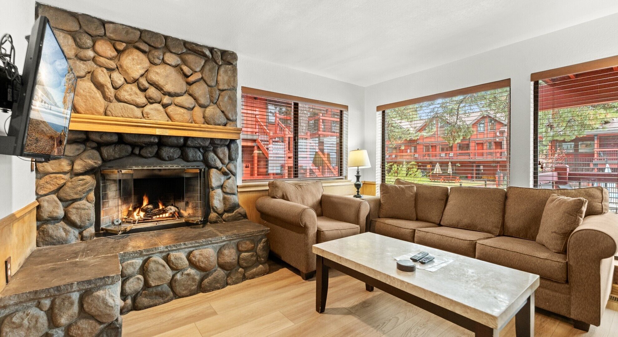 Lägenhet Standard - 2 sovrum - eldstad | Vardagsrum | 42-tums platt-tv med kabelkanaler, eldstad och böcker