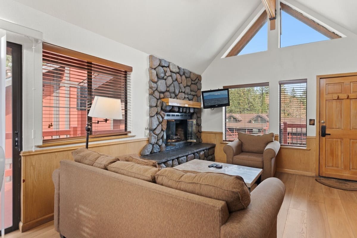 Standard Condo, 1 Queen Bed, Non Smoking, Fireplace | Living area | 42-inch flat-screen TV with cable channels, fireplace, books