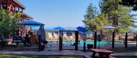 Una piscina al aire libre de temporada