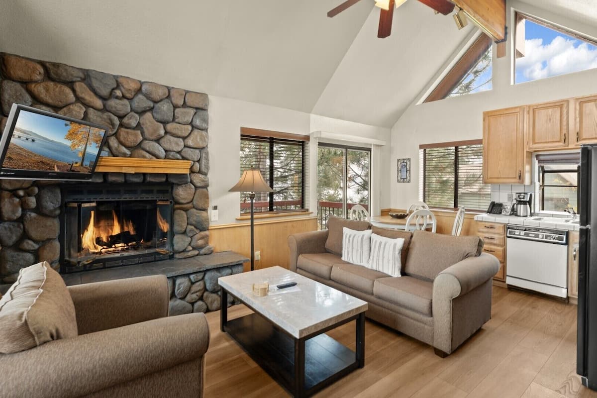 Standard Condo, 1 Queen Bed, Fireplace | Living area | 42-inch flat-screen TV with cable channels, fireplace, books