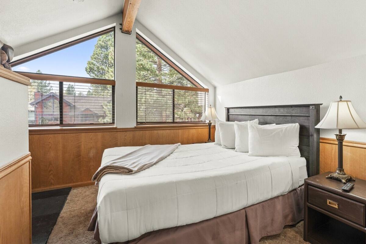 Standard Loft, 1 Queen Bed, Non Smoking, Fireplace | Iron/ironing board, WiFi (free), bed sheets