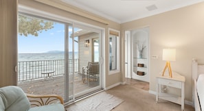 Signature Condo, 3 Bedrooms, Fireplace, Lakeside