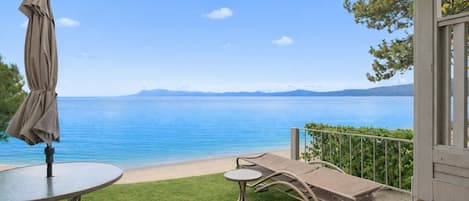 Signatur-lejlighed - 3 soveværelser - pejs i værelset - ved sø | Terrasse/gårdhave