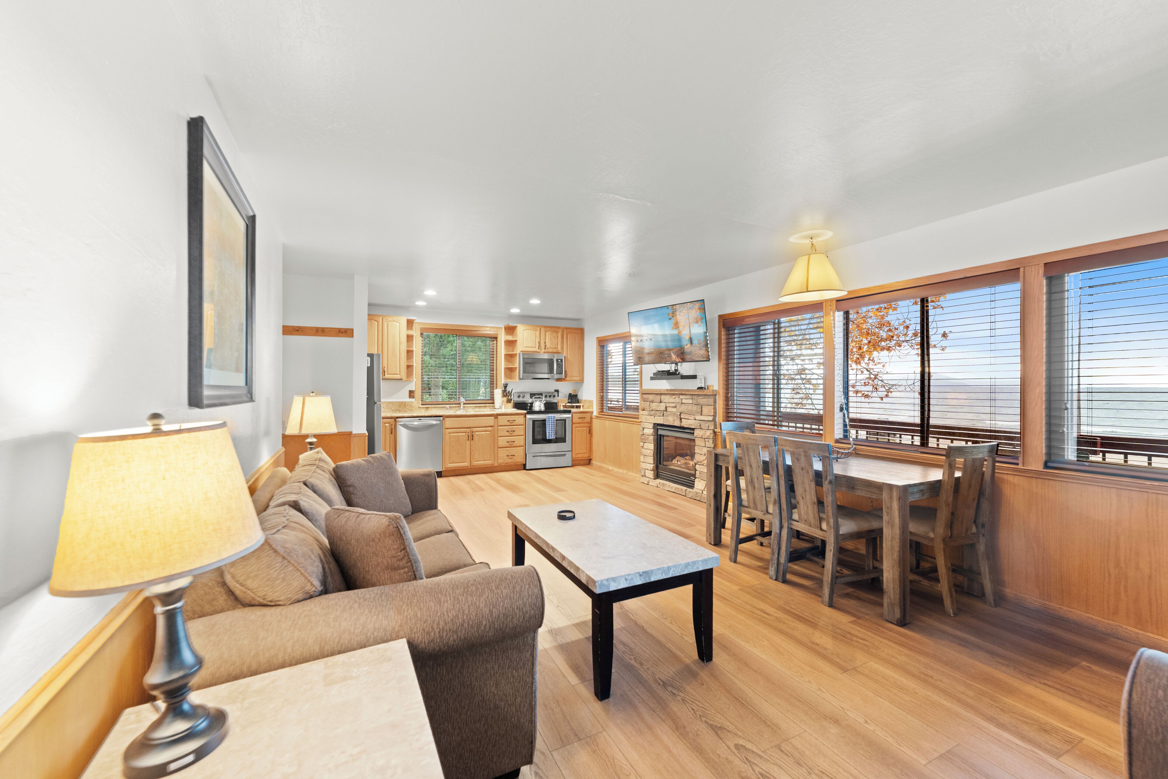 Lägenhet Standard - 2 sovrum - eldstad | Vardagsrum | 42-tums platt-tv med kabelkanaler, eldstad och böcker