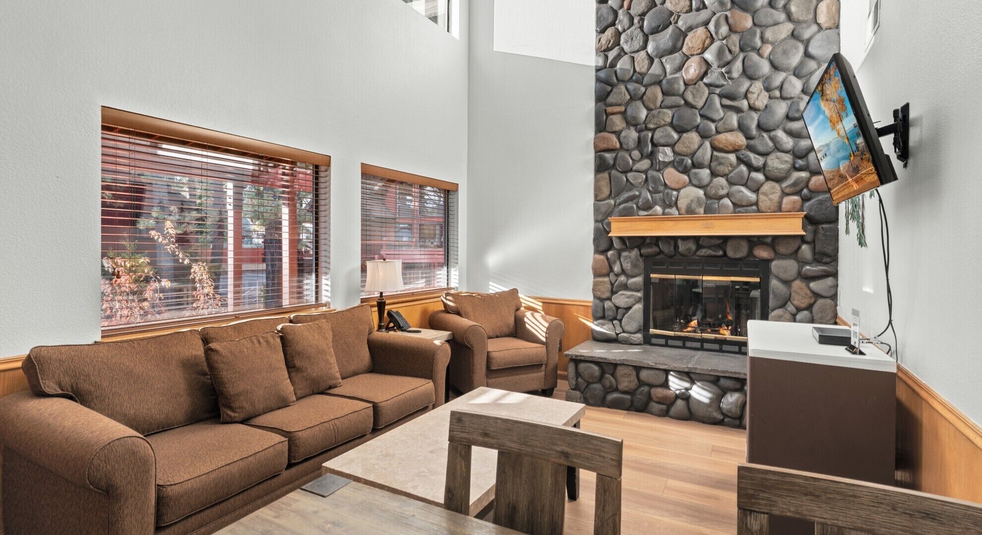 Standard Condo, 1 Queen Bed, Fireplace | Living area | 42-inch flat-screen TV with cable channels, fireplace, books