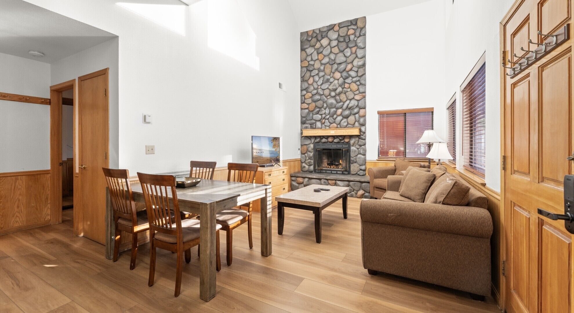 Standard Condo, 1 Queen Bed, Fireplace | Living area | 42-inch flat-screen TV with cable channels, fireplace, books