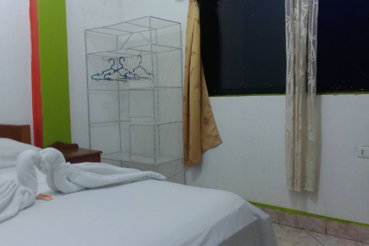 Quarto casal standard, 1 cama Queen, vista para a cidade | Wi-Fi de cortesia