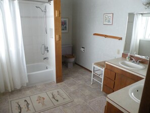 House, 4 Bedrooms | Bathroom