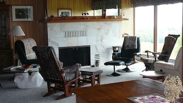 House, 4 Bedrooms | Living area