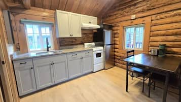 Peterson Cabin | Private kitchen | Full-size fridge, microwave, oven, stovetop