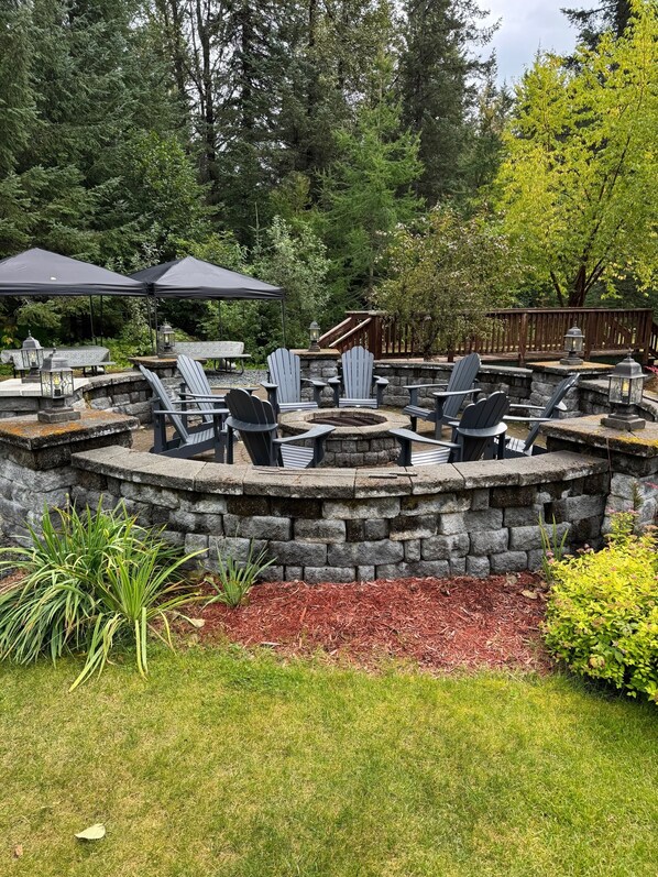 Wolf's Den | Terrace/patio - Box Canyon Cabins (Seward)