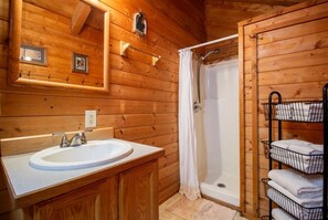 Bears Den | Bathroom | Shower, free toiletries, hair dryer, towels - Box Canyon Cabins (Seward)
