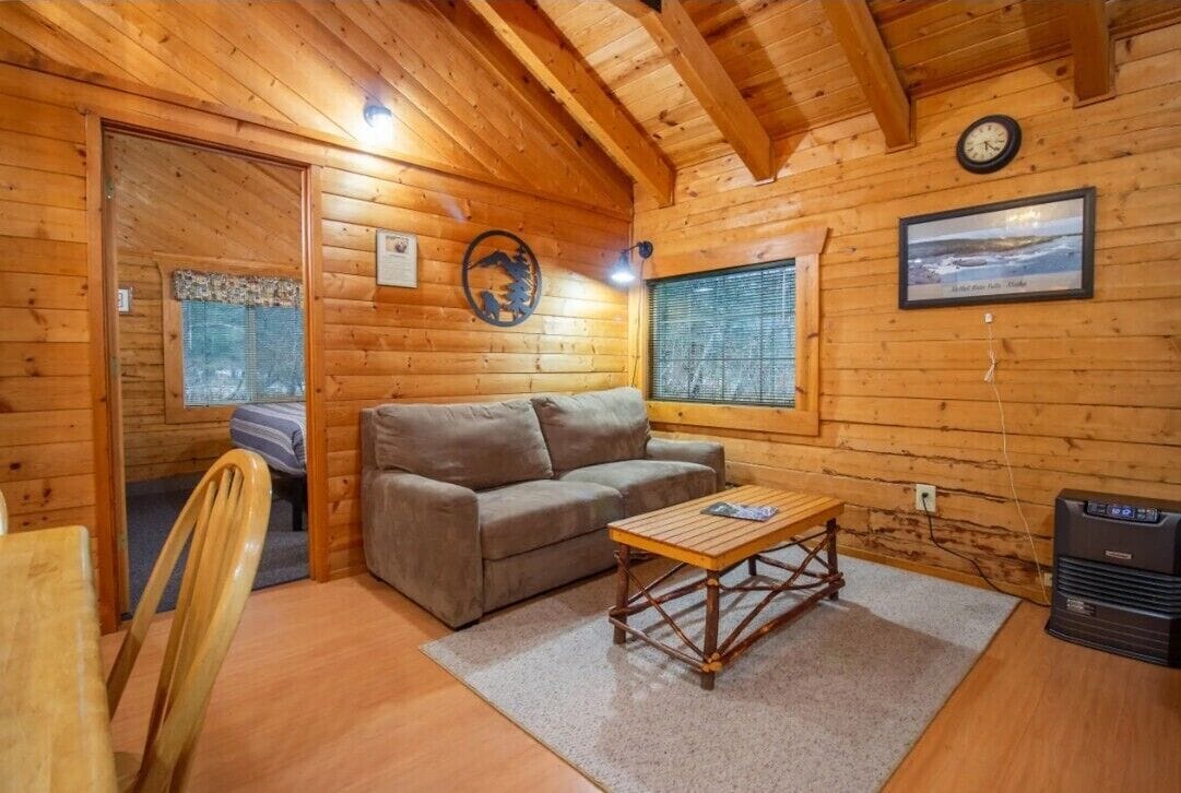 Bears Den | Free WiFi, bed sheets