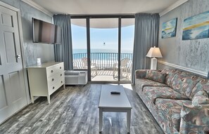 公寓式客房, 1 间卧室, 阳台, 海洋景观 | 客厅 | 平板电视