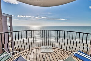A balcony with a view of the beach and ocean. - Suites at the Beach (Myrtle Beach)