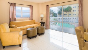 ห้องสแตนดาร์ด, 2 ห้องนอน (1 Bath) | ห้องนั่งเล่น
