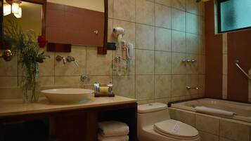 Un baño con lavamanos, inodoro y bañera.