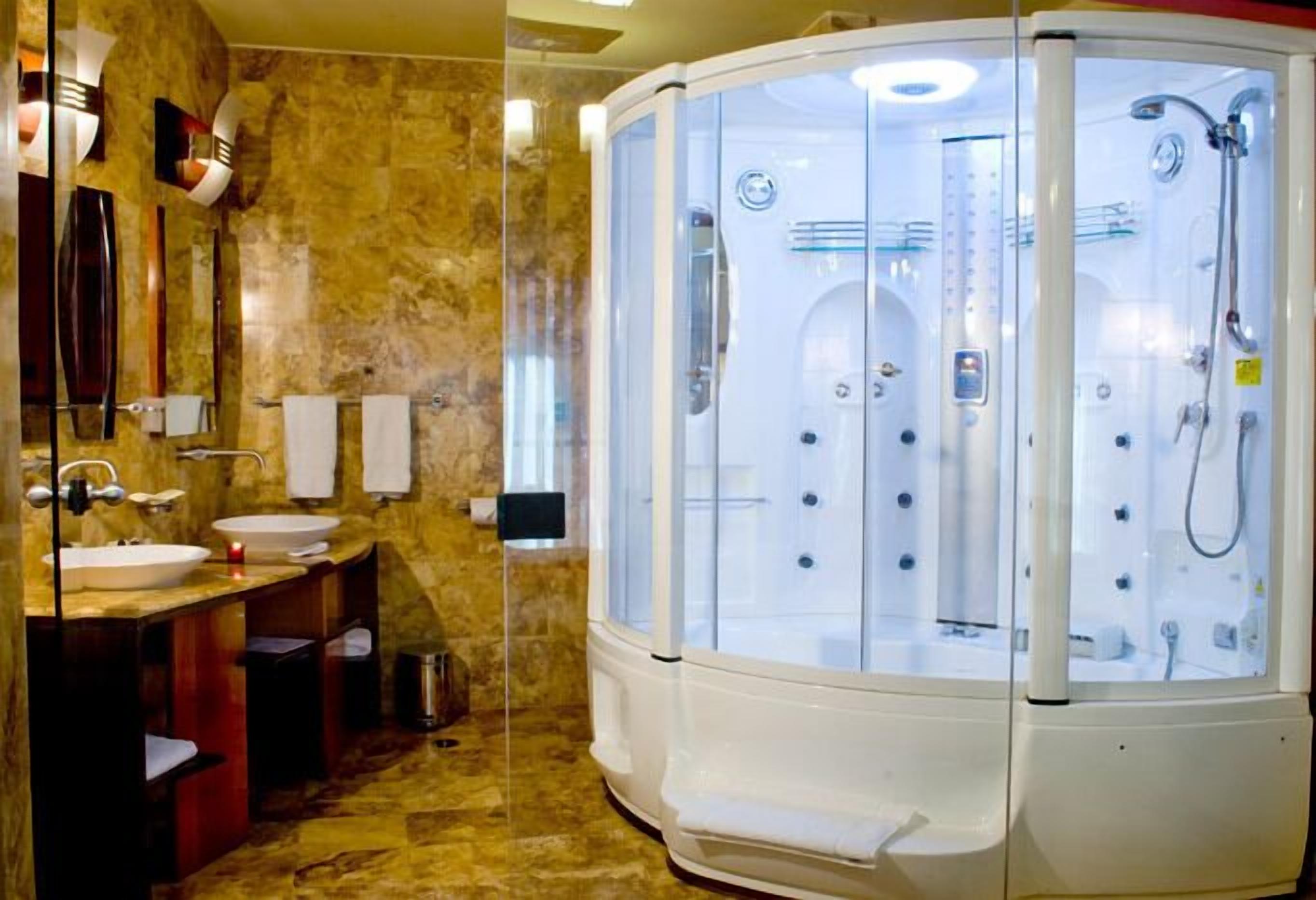 Royal Suite | Bathroom | Free toiletries, hair dryer