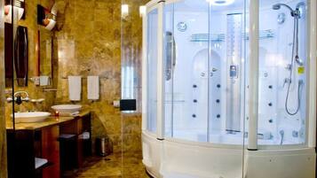 Royal Suite | Bathroom | Free toiletries, hair dryer