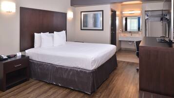 Deluxe-huone, 1 suuri parisänky | Allergiatestatut vuodevaatteet, työpöytä, silitysrauta/-lauta