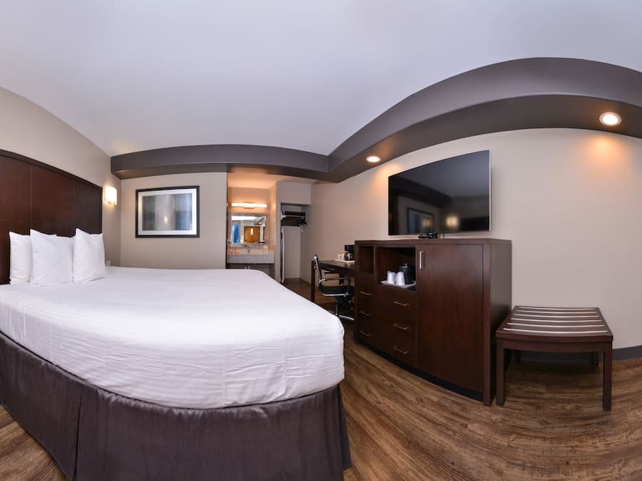 Deluxe kamer, 1 kingsize bed | Hypoallergeen beddengoed, een bureau, een strijkplank/strijkijzer