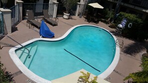 室外游泳池，開放時間為 09:00 至 22:00，提供泳池遮陽傘和日光浴躺椅