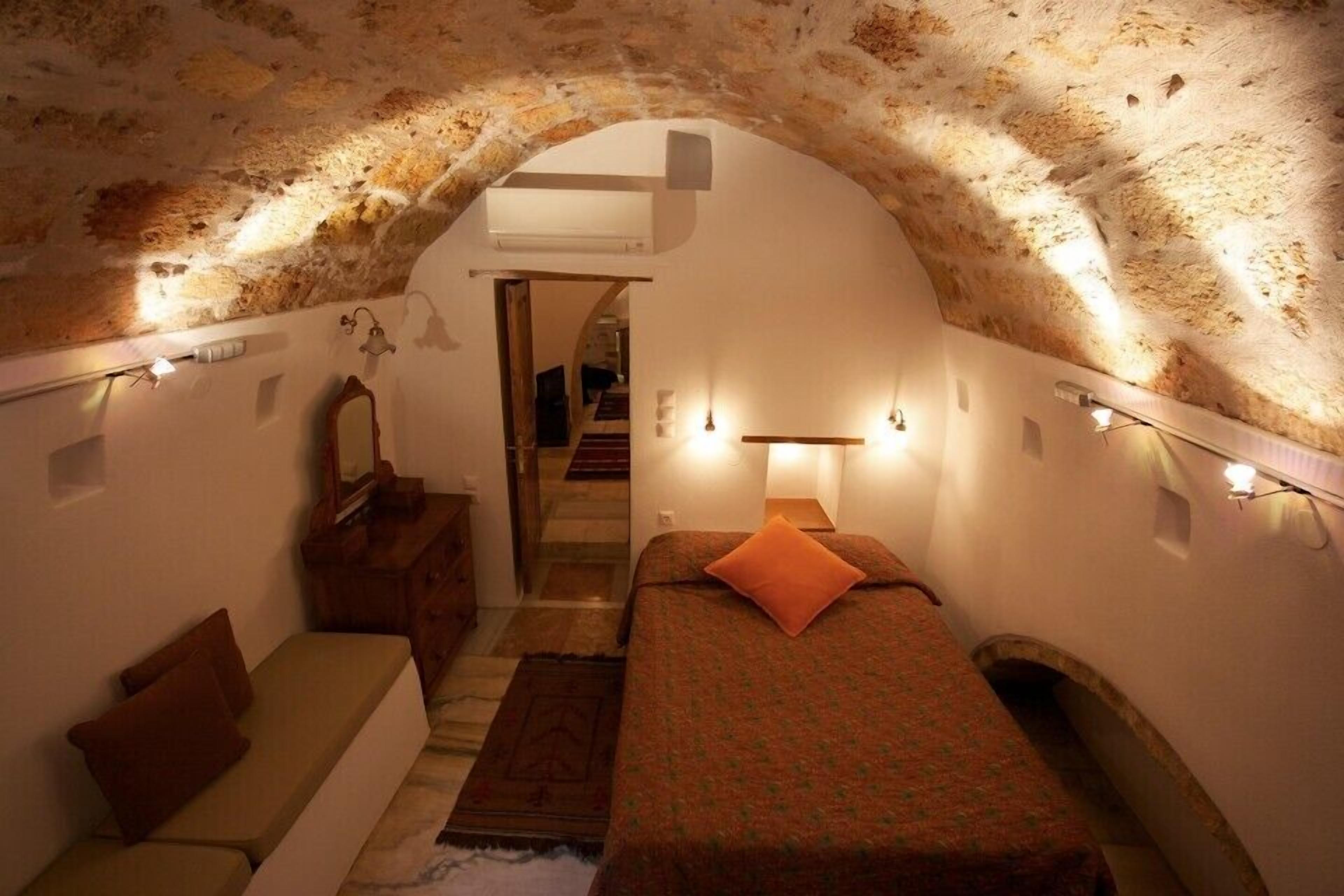 standard studio | living area | flat-screen tv