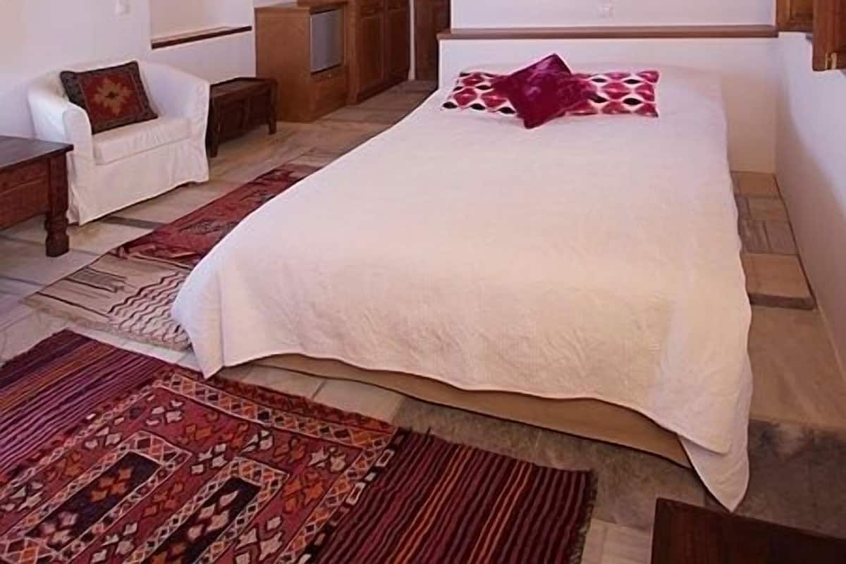 Habitación doble superior, balcón | Ropa de cama de alta calidad y caja de seguridad en la habitación
