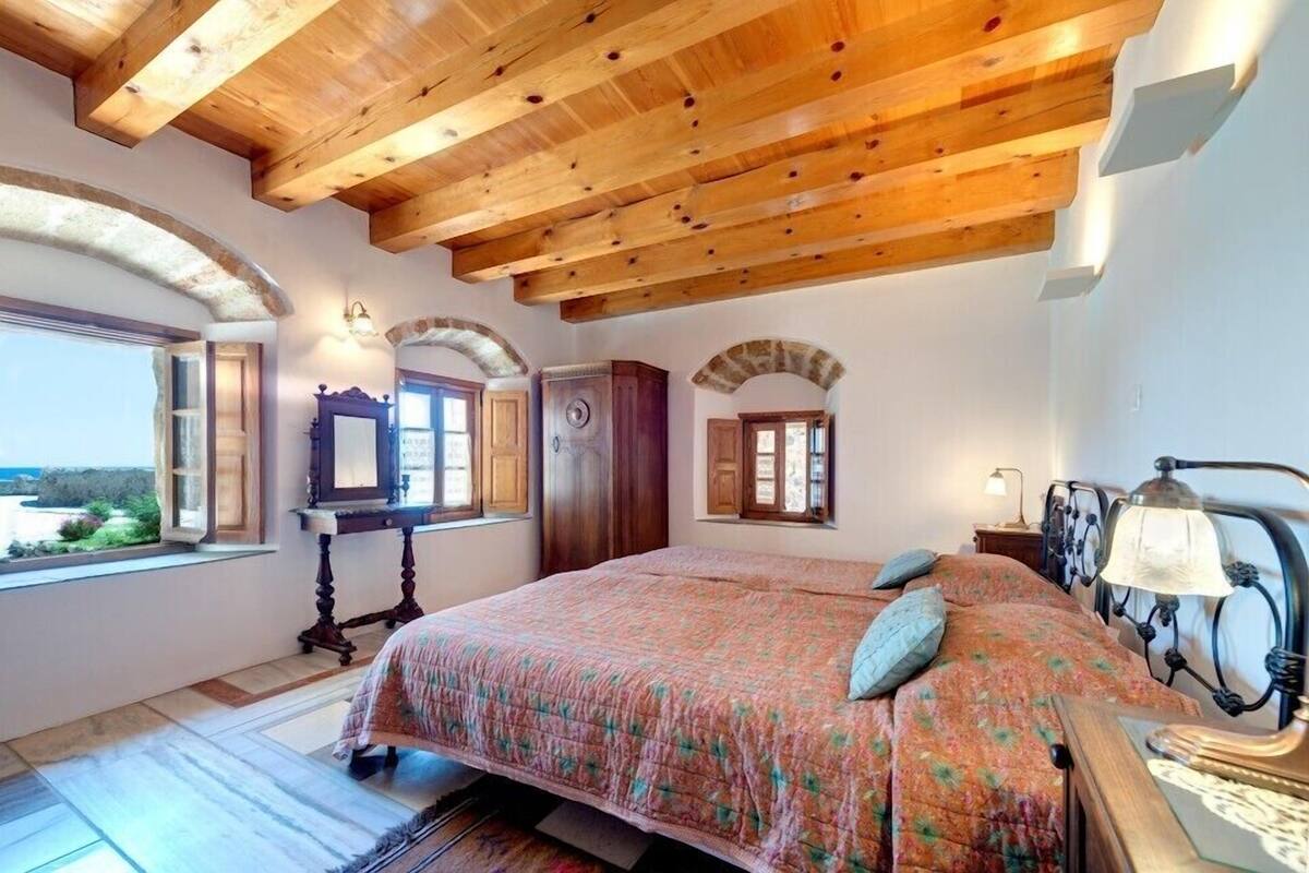 Departamento, 2 habitaciones, vista al mar | Ropa de cama de alta calidad y caja de seguridad en la habitación