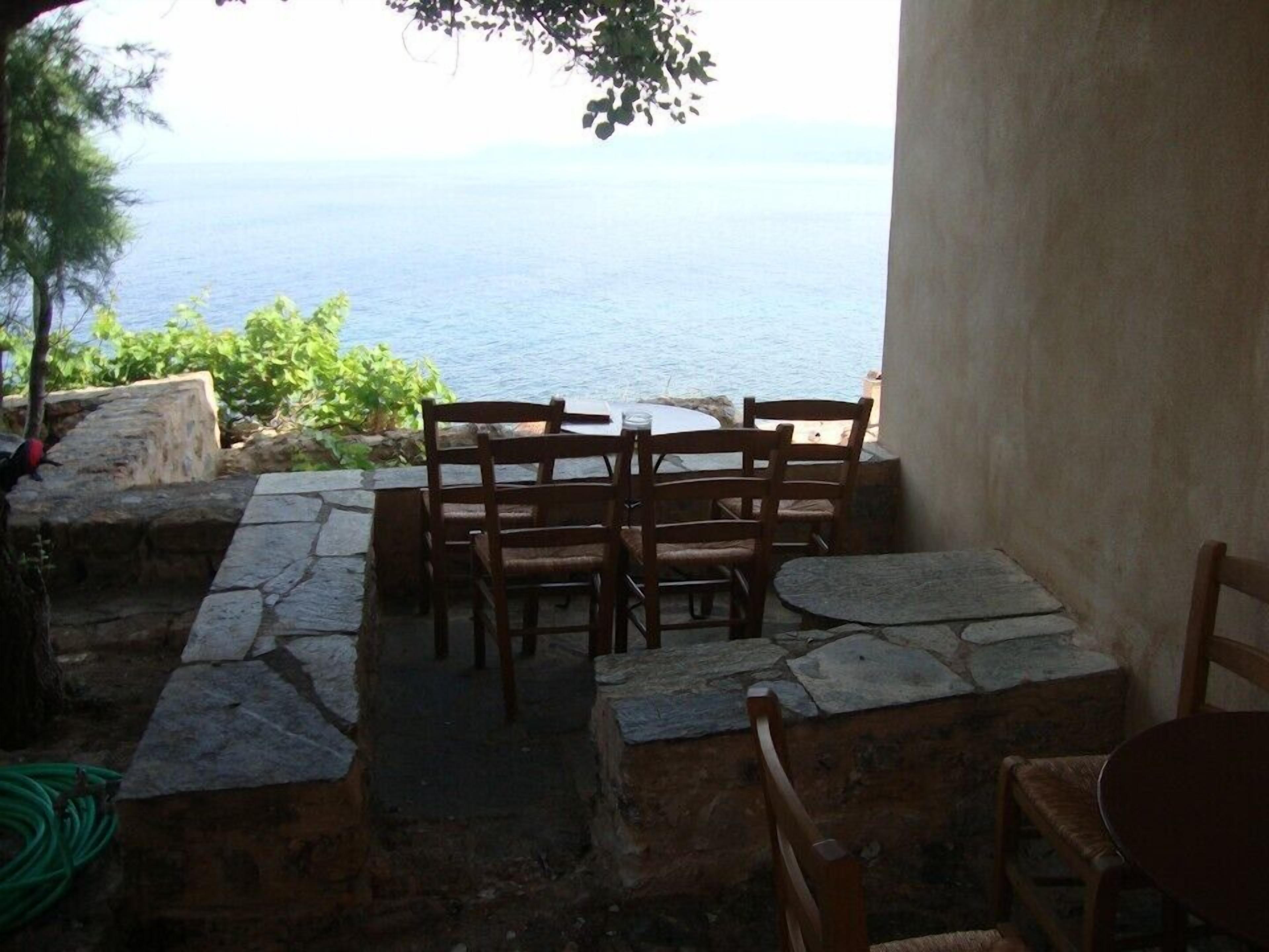 standard double room, sea view | outdoor dining