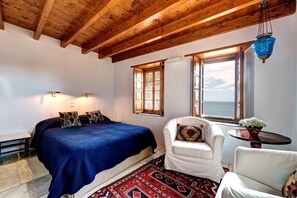 Habitación estándar doble, vistas al mar | Zona de estar | Una televisión de pantalla plana