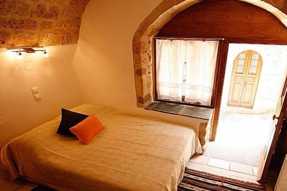 Habitación doble económica | Ropa de cama de alta calidad y caja de seguridad en la habitación